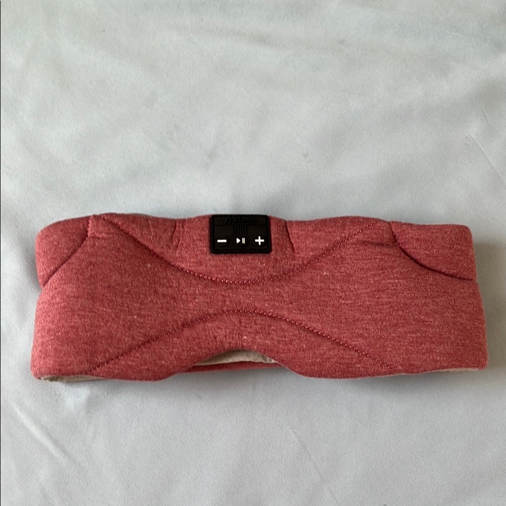 Bluetooth sleep mask with white noise